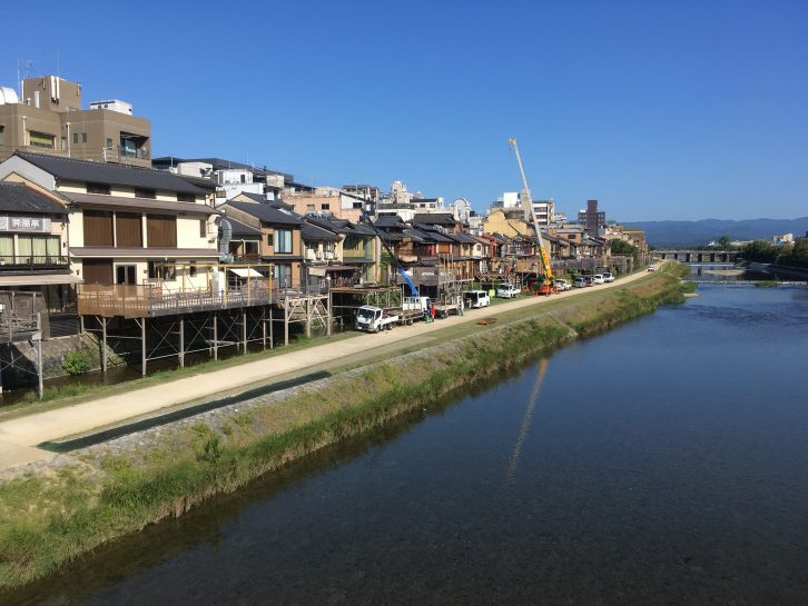 鴨川納涼床、解体の様子の写真